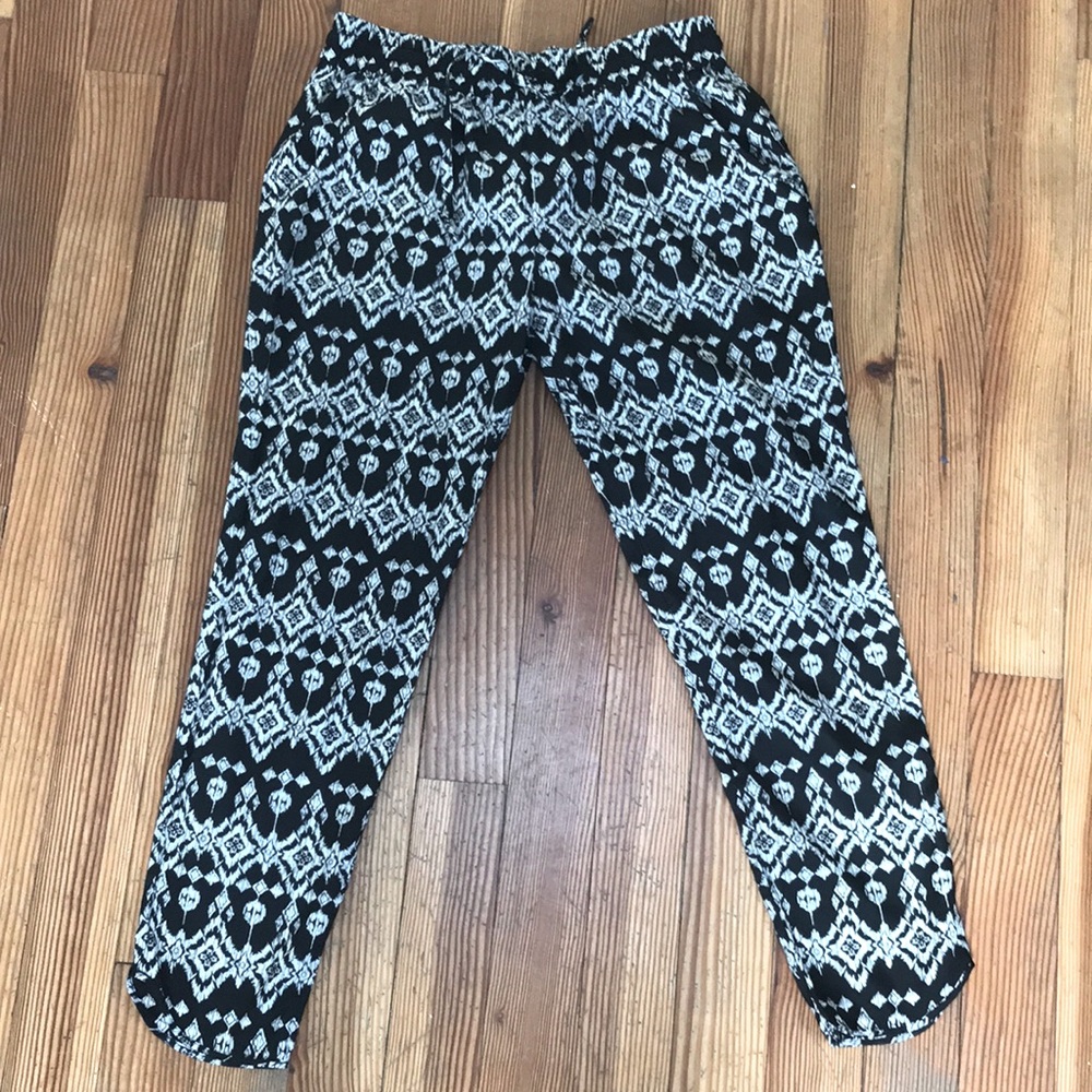 LoveTree B&W geometric print joggers